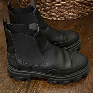 Ganni Black Leather Chelsea Boots style S1908